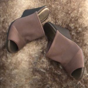 New York Transit Taupe Wedges